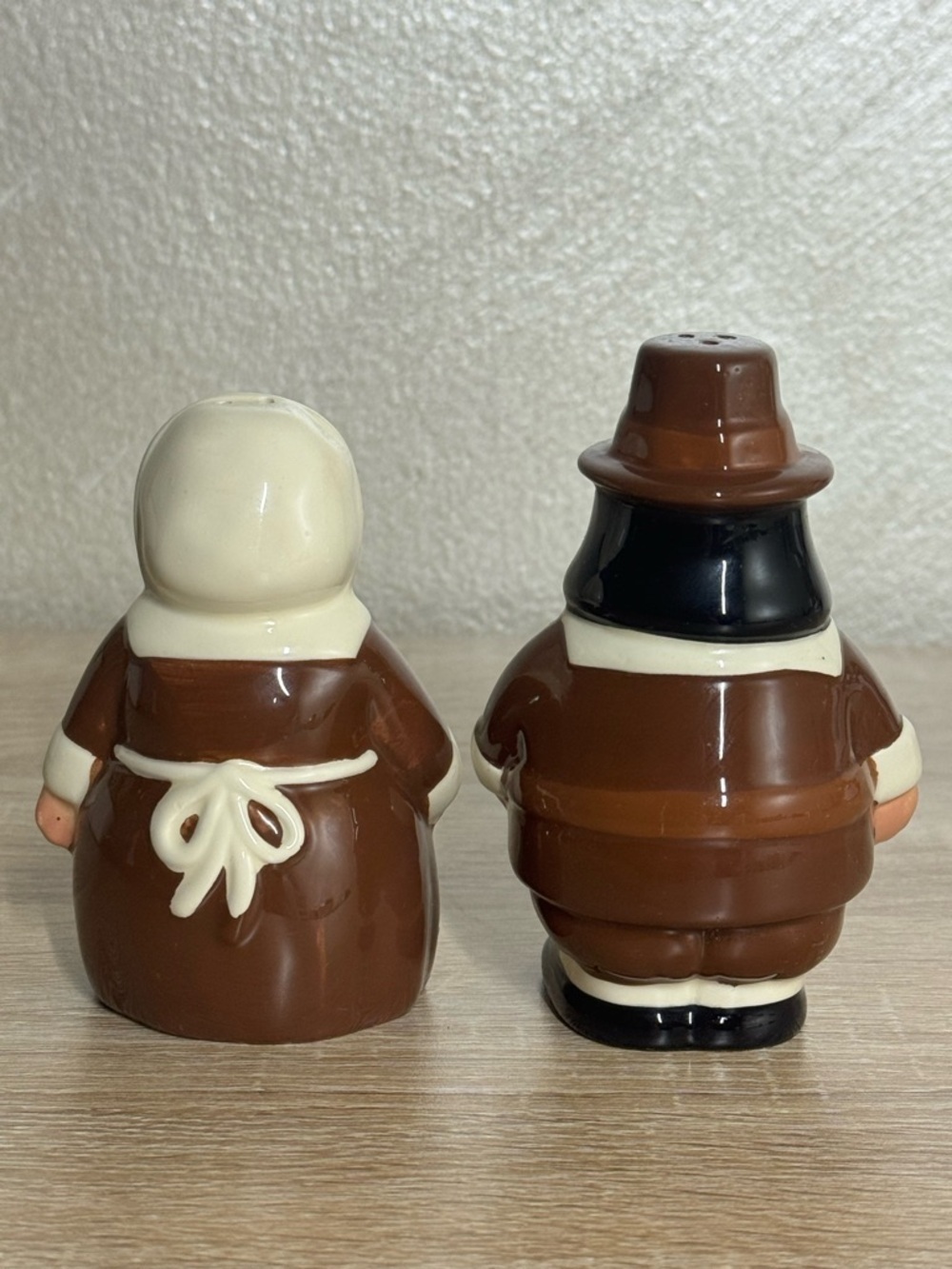 Vintage The Pilgrim Pair Salt and Pepper Shakers - Picture 3 of 9
